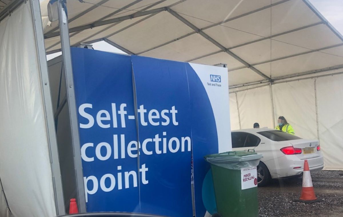 ▲英國近期出現2019冠狀病毒疾病的新變種病毒株，傳染力增加70%，就有旅英台灣網友指出，自己不到辦公室上班將近一年，老婆卻感染了病毒，自己身體也出現高燒不退的症狀。（圖／翻攝PTT）