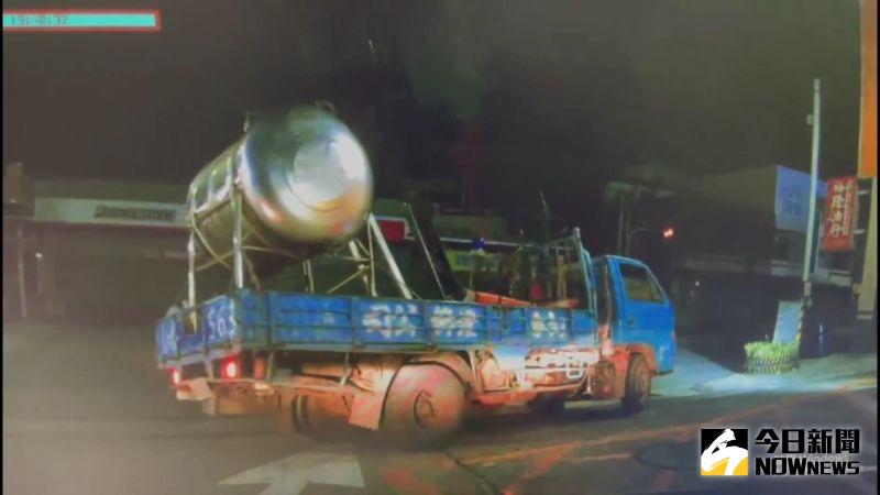 ▲因加油站與路面的高低落差,導致車身重心不穩向左傾斜,車斗上的水塔裡柴油大量往外溢灑。(圖/記者陳雅芳攝,2020.12.