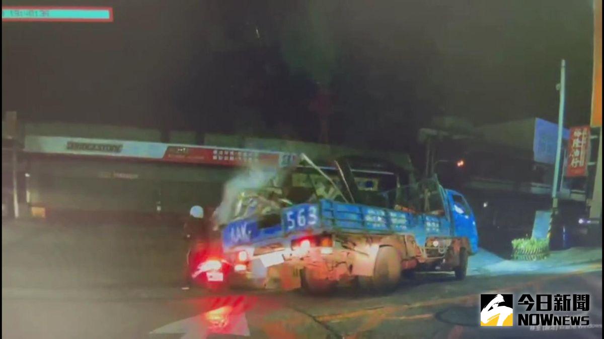 ▲車斗上的水塔裡柴油大量往外溢灑，路旁等著穿越馬路的女騎士全身被柴油淋濕。（圖／記者陳雅芳攝，2020.12. 20）