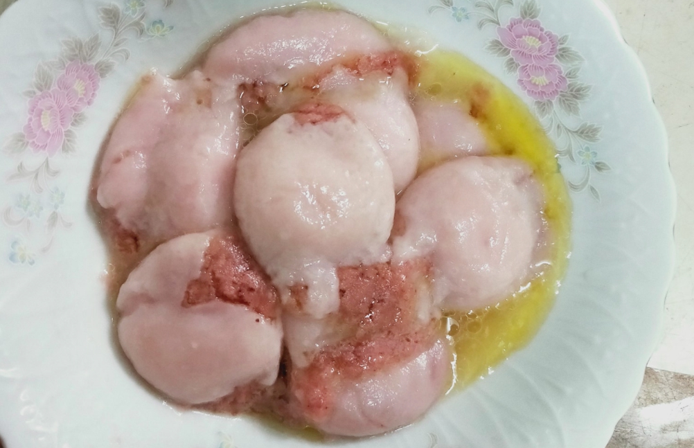 ▲網友分享自己煮湯圓時，起鍋卻發現湯圓全部內餡都跑出來。（圖／翻攝爆怨公社）