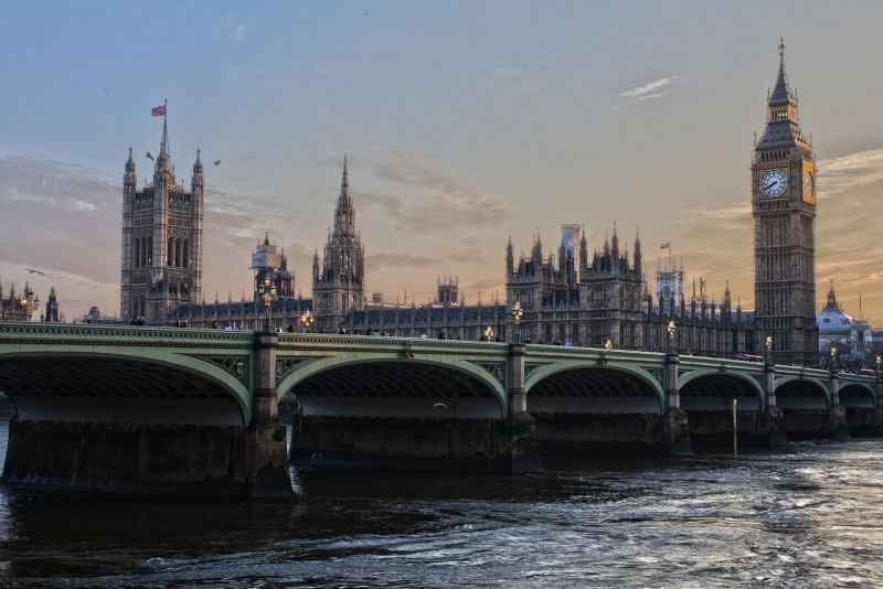 ▲原PO準備到英國唸研究所,但英國疫情絲毫沒有減緩的趨勢,不禁苦惱該不該前往。(示意圖/翻攝自Pixabay)