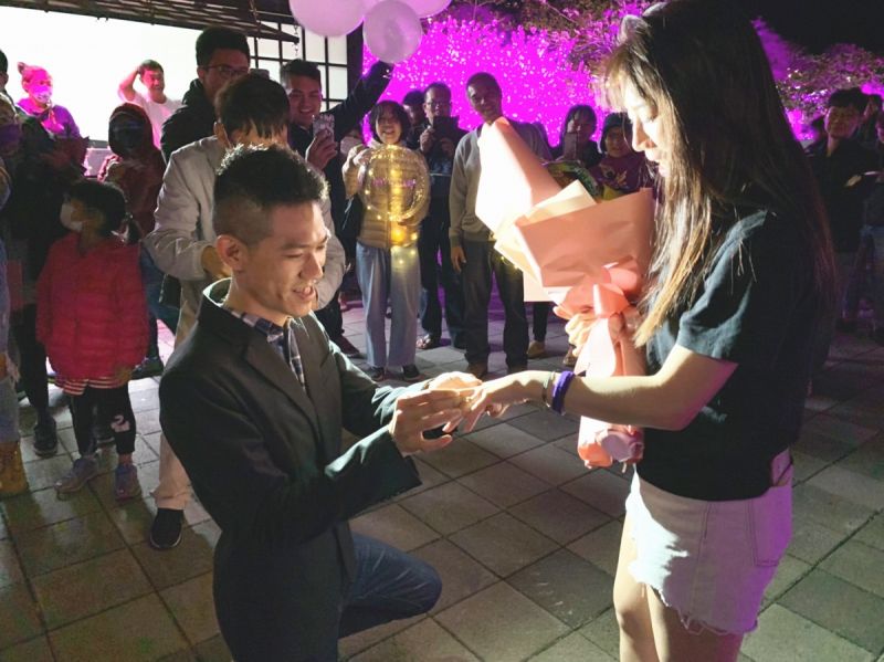 ▲參與活動求婚情侶阿哲及昀亞,交往初期準新娘毅然決然辭掉護理師的工作,陪著阿哲一起南北奔波為了省錢露宿火車站,過著每天只吃一餐的日子,就這樣