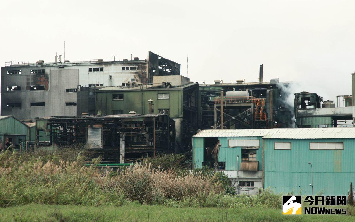 ▲旭富製藥今天下午又傳出爆炸，疑似因為廠內儲存的8桶金屬鈉遇水反應導致。（圖／記者李春台攝, 2020.12.21）