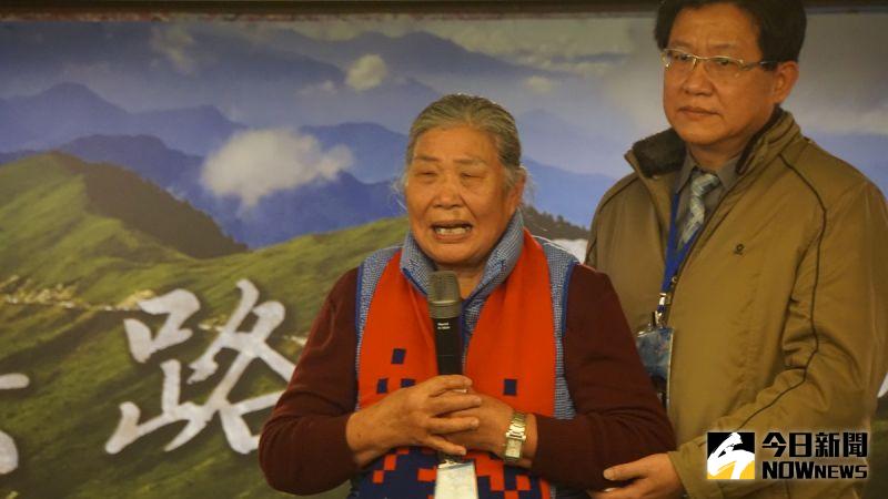 ▲退輔會微電影「築路英雄」首映典禮,邀起曾隨中橫測量隊徒步翻山越嶺,進入山區規劃路線的林阿好女士蒞臨現場致詞。(圖/記者呂炯昌攝.2020.12.21)
