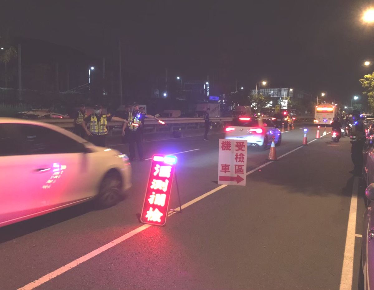 ▲高雄市貫徹酒駕零容忍，增派警力進行酒駕臨檢勤務，以達嚇阻之效，因酒駕致死事故減少近4成。(圖／高雄市交通局提供)