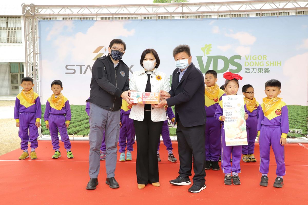 ▲VDS活力東勢與星宇航空攜手合作，共同捐贈獨家款機上飲100%胡蘿蔔綜合蔬果汁給雲林各校國小學童。（圖／記者洪佳伶攝，2020.12.21）