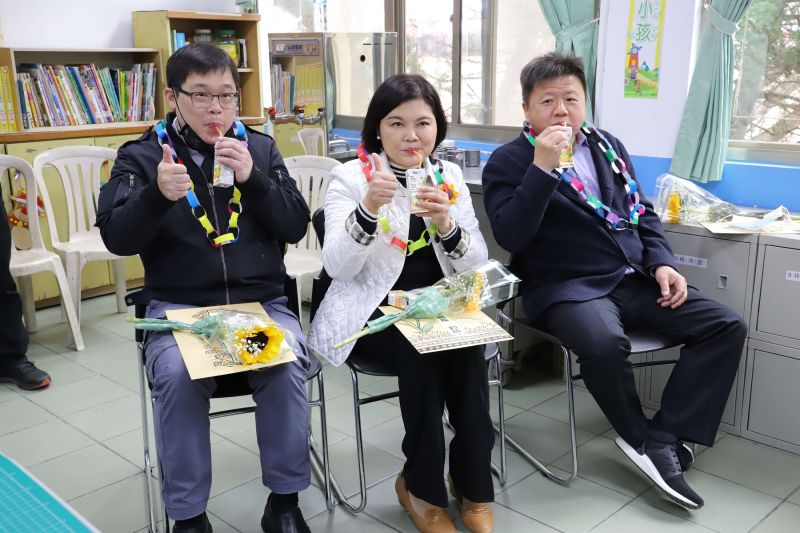 ▲星宇航空董事長張國煒及VDS活力東勢總經理王文星共同捐贈蔬果汁,由縣長張麗善代表受贈。(圖/記者洪佳伶攝,2020.12.21)