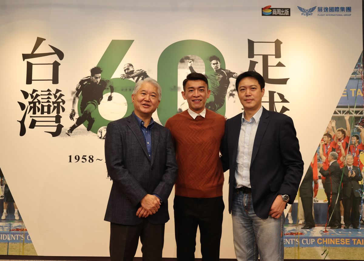 ▲台灣足球一哥陳柏良(中)21日為《台灣足球60年》新書發表會站台，該書版稅將捐贈給「陳柏良足球公益信託」。（圖／鍾東穎攝 ,2020.12.21）