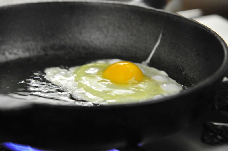 ▲煎蛋是最家常、最簡單的料理，不過卻有不少人都有黏鍋困擾，導致鍋子非常難洗。（示意圖／取自pixabay）
