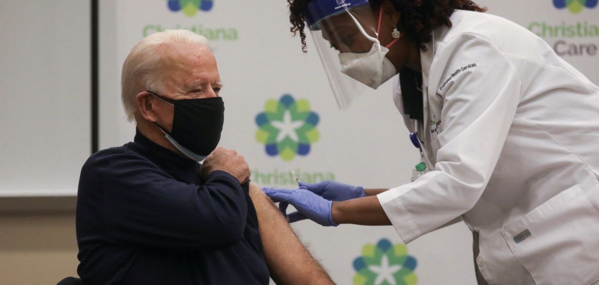 ▲拜登公開接種輝瑞疫苗。（圖／美聯社／達志影像）