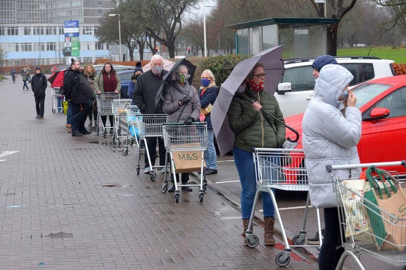 英國變異病毒失控！逾40國封鎖往來　超市出現恐慌搶購潮
