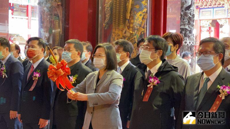▲蔡英文向媽祖參拜祈福。(圖/記者陳聖璋攝,2020.12.22)