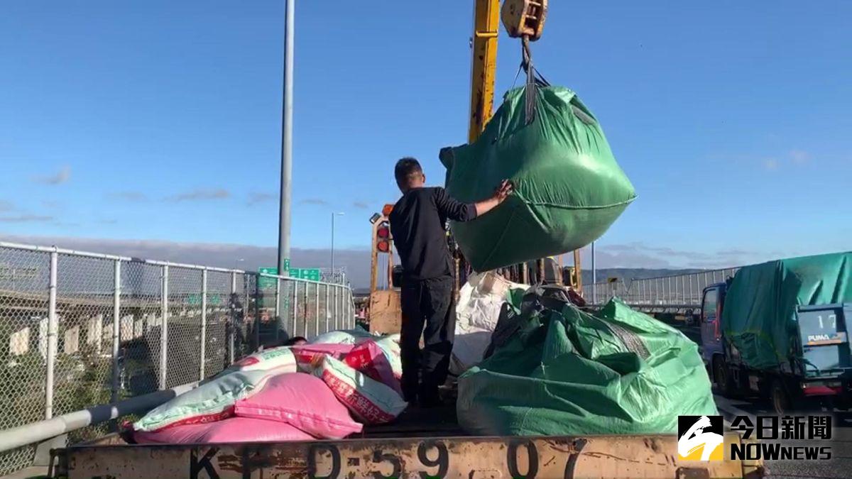 ▲1輛滿載一包包白米的拖板車行經國道1號轉3號的彰化系統交流道時，疑過彎速度過快失控，滿載的白米包撒落國道。（圖／記者陳雅芳攝，2020.12. 22）