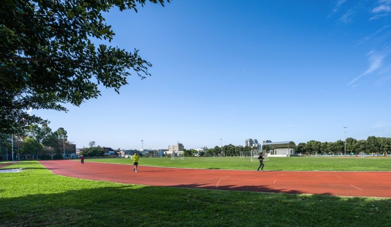 ▲竹南運動公園設置有多項運動設施,圖書館、游泳池、籃球場等,周圍建案訴求「2字頭」親民房價。(圖/資料照片)