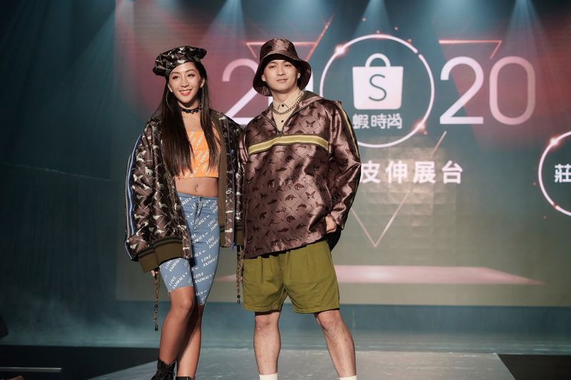 ▲首屆「決戰蝦皮伸展台」第三名得主Ckeck2Check與莊筆絜設計師與得獎作品「時尚特有種」。(圖/資料照片)