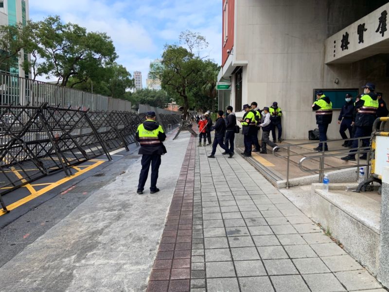 萊豬表決倒數2天立院再現拒馬堆成牆 要聞 Nownews今日新聞 萊豬表決倒數2天立院再現拒馬堆成牆 要聞 Nownews今日新聞