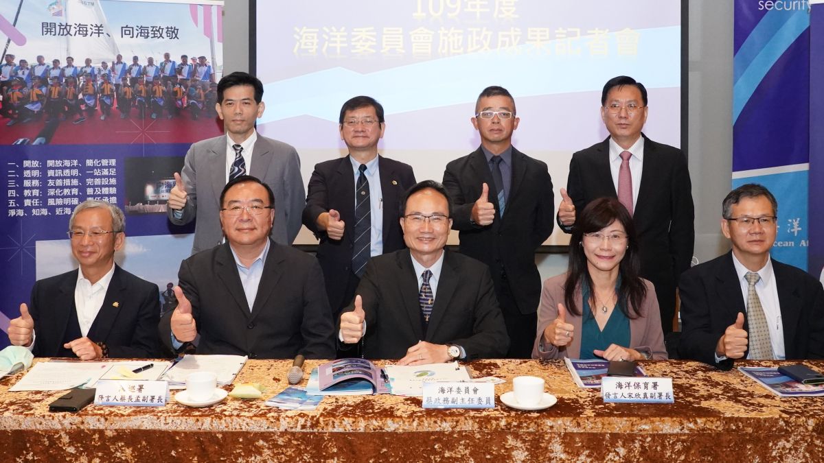 ▲行政院海洋委員會政務副主任委員蔡清標(前排中)率所屬單位進行施政成效報告。(圖／記者黃守作攝，2020.12.22)
