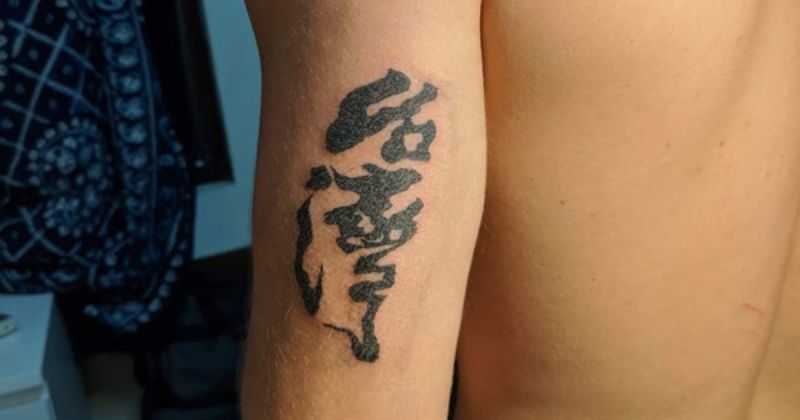 ▲外國網友的「台灣」刺青除了台灣兩字還隱藏了台灣本島的形狀。（圖／取自@u/Im_Getting_Surgery/Reddit）