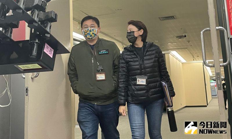 ▲台北市副市長黃珊珊與觀傳局長劉奕霆,22日下午在防疫中心宣佈本土確診案例後,一同出面宣布北市跨年晚會定調繼續舉辦,但會強制民眾配戴口罩,若經規勸仍不戴,將依法開罰3000元。(圖/記者丁上程攝,2020.12.22)