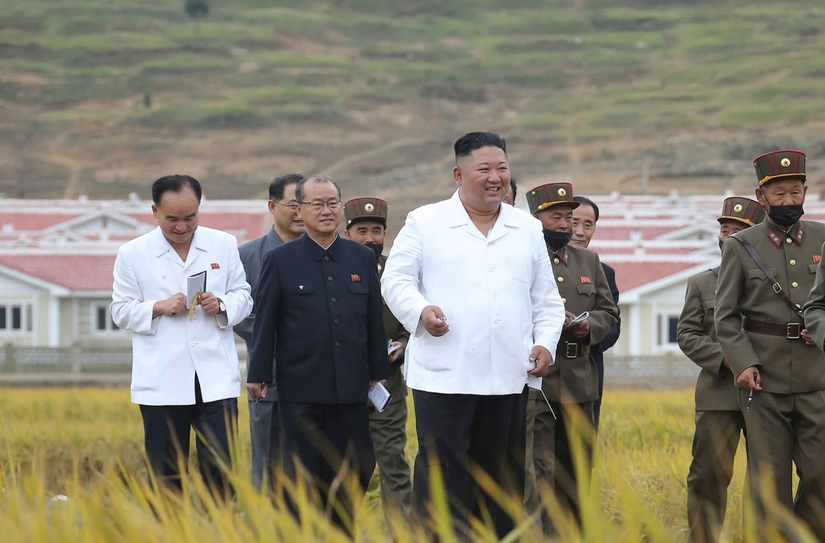 ▲北韓領導人金正恩的專機，被偵測到從平壤順安機場起飛，外界推測可能是前往東海岸的元山別墅躲避疫情。圖為金正恩10月初前往江原道金化郡視察洪災。（圖／美聯社／達志影像）