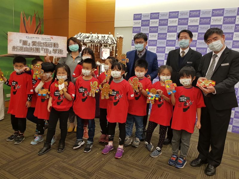 ▲劍湖山渡假大飯店點心房陳筱倫師傅、劍湖山大飯店及集團主管們與胡婉雯區處長與11名小朋友一同動手妝點屬於自己的薑餅人及組裝薑餅屋。(圖/世界展望會提供)