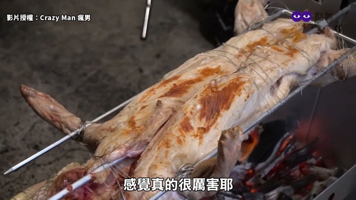 ▲萬元碳烤「鱷魚肉」口感大揭密，味道吃起來竟像雞肉。（圖／Crazy Man 瘋男 授權）