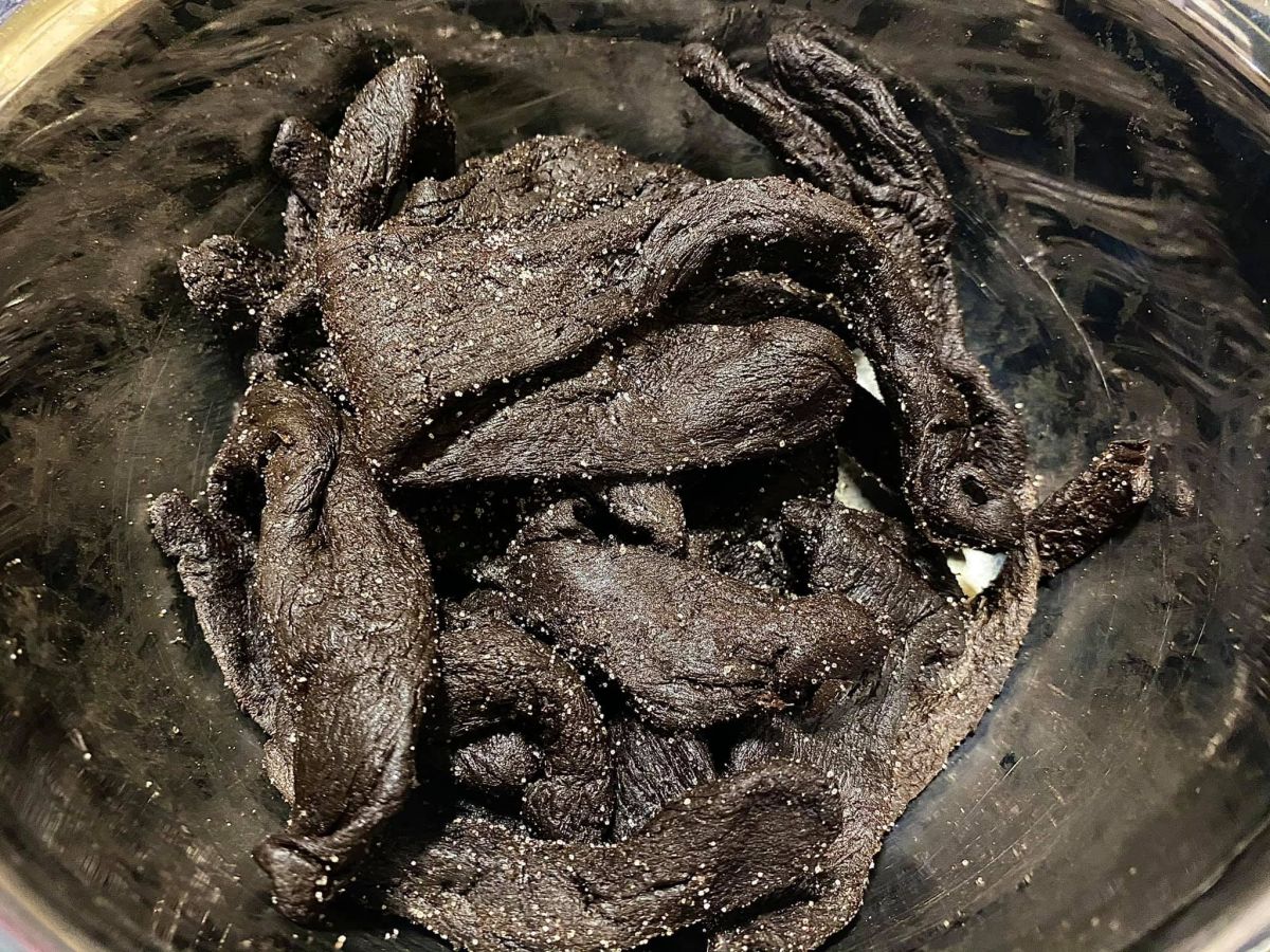 ▲有網友指出，自己尾牙時抽到老闆送的大禮，但一拆開卻發現是重達4.8公斤的35年老菜脯。（圖／翻攝廚藝公社臉書）