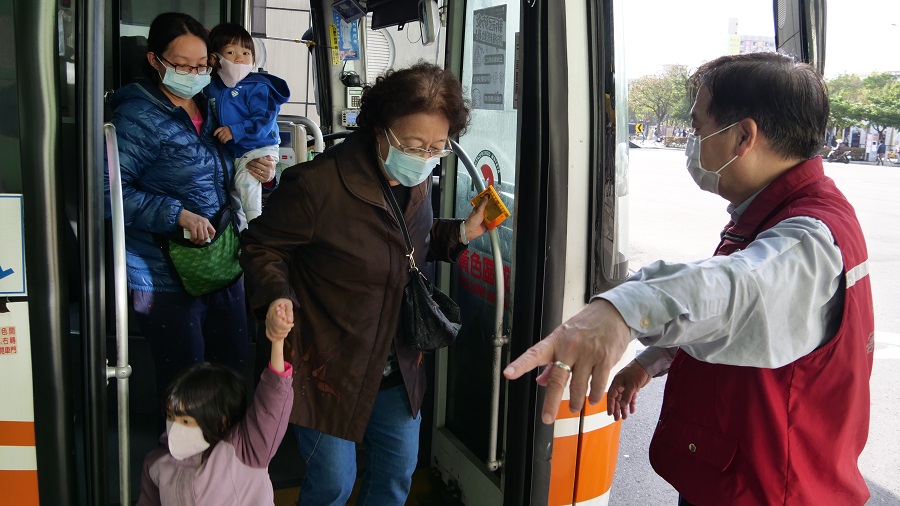 ▲新北市交通局長鍾鳴時下午率員前往板橋公車站、板橋臨時客運站加強稽查。(圖/新北交通局提供)