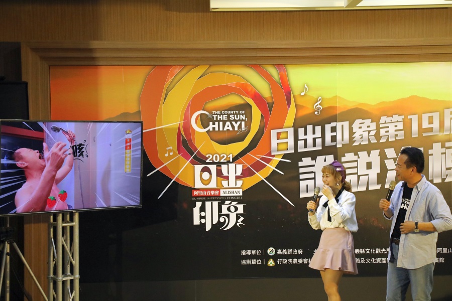 ▲嘉義縣長翁章梁與全台最年輕開個人秀的單口喜劇演員-龍龍，上演一場線上爆笑直播，行銷阿里山日出音樂會。(圖／嘉義縣政府提供）
