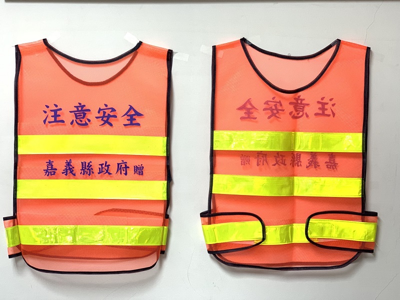 ▲嘉義縣政府為維護電動代步車的用路安全，贈送反光背心。(圖／嘉義縣政府提供）