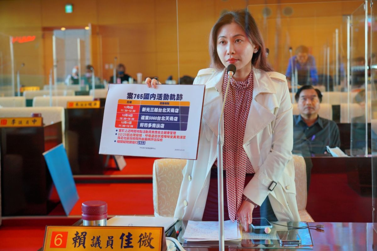 ▲議員賴佳微在議事堂詢問，盧秀燕市長有關台中的聖誕、跨年相關集會活動是否照常舉行。(圖／柳榮俊攝2020.12.22)