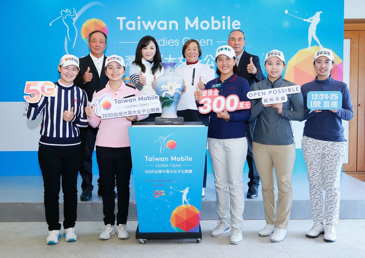 ▲台灣大哥大女子公開賽23日點燃戰火，賽前記者會中與會貴賓與明星選手李旻(前排左起)、徐薇淩、林子麒、陳宇茹與姚宣榆，一起與冠軍獎盃合影留念。（圖／台灣大哥大女子公開賽提供）