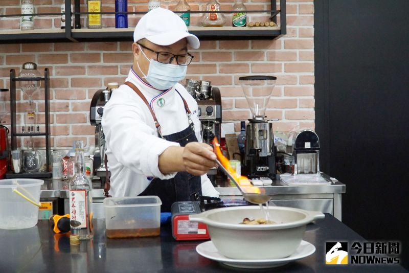 ▲餐旅管理學系張得峰老師用黑米酒頭入菜,示範「黑米酒麻油封鴨」。(圖/記者陳雅芳攝,2020.12.
