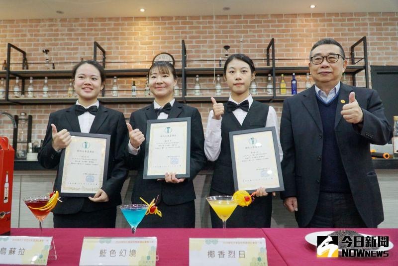 ▲大葉大學校長梁卓中(右一)頒獎給調酒比賽前三名學生。(圖/記者陳雅芳攝,2020.12.