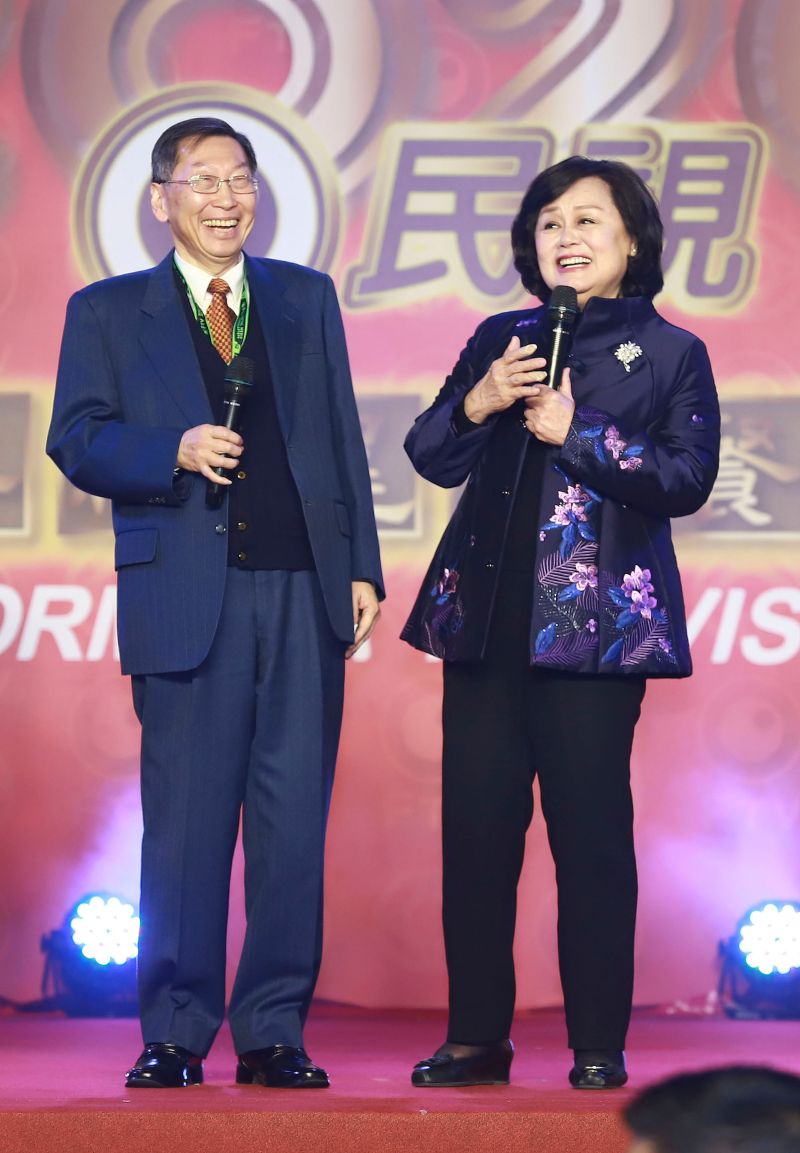 ▲民視總經理廖季方(左)、董事長王明玉宣布尾牙取消。(圖/民視提供)