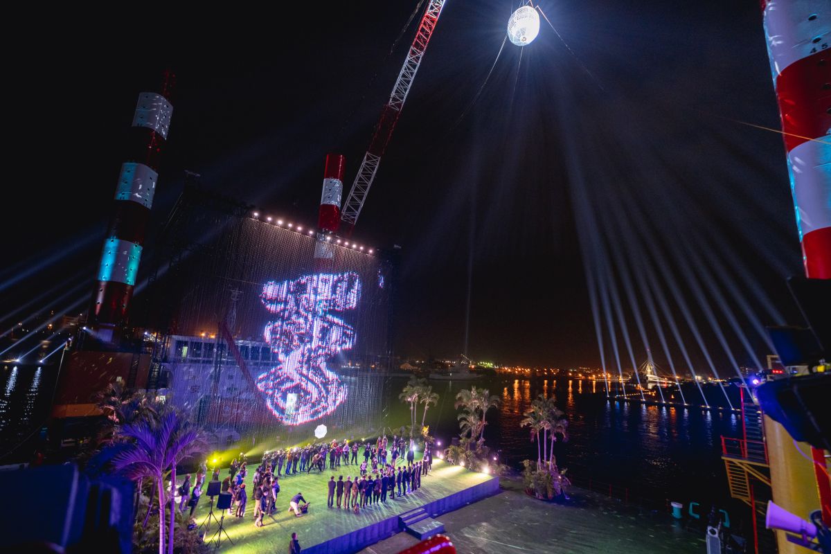 ▲「高雄一百」可以是文化局由文化局一同從歷史元素發想，呼應著高雄一百歷史脈絡的「旋轉鏡球百字」，激發出絢麗光束與十年前鏡球高掛岸畔的記憶，也將帶動著整個高雄港舞動。（圖／高市文化局提供）