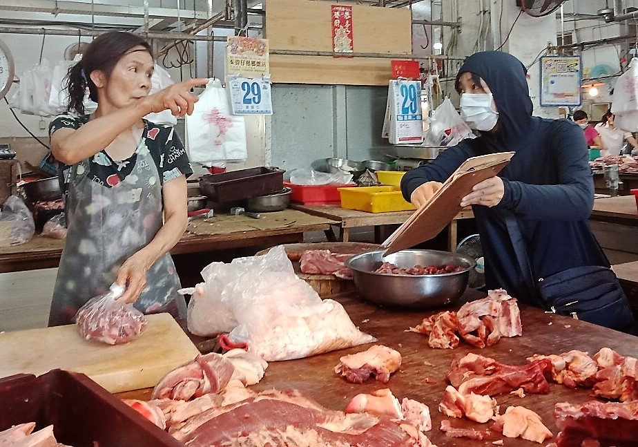 ▲澎湖縣政府加強宣導110年1月1日起政府開放含有萊克多巴胺之豬肉進口，以及公告未具公司或商業登記之販售散裝20項農畜禽產品業者，皆須揭露原產地標示之規定。（圖／澎湖縣政府提供）