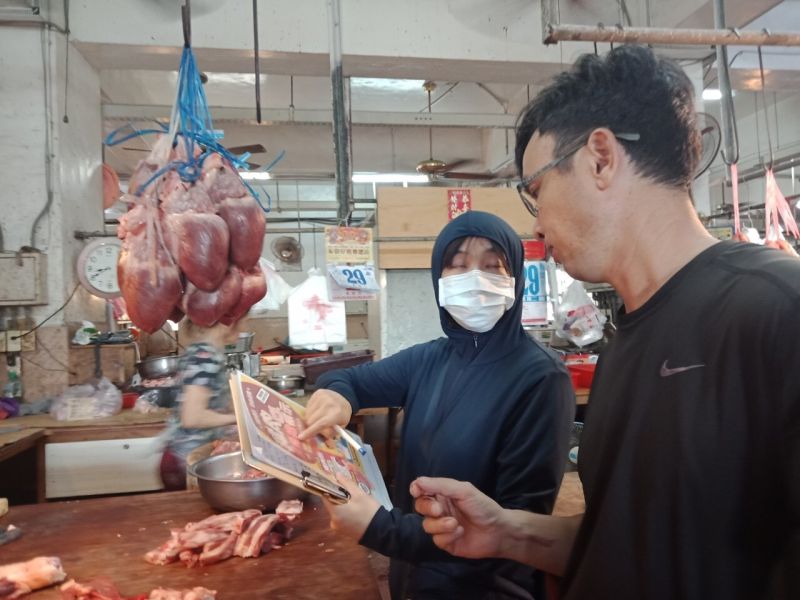 ▲衛生局表示,凡散裝、包裝食品製造販售業及餐飲業者使用豬肉及其可食部位製造食品者,均要明確標示豬肉原料原產地(國)。(圖/澎湖縣政府提供)