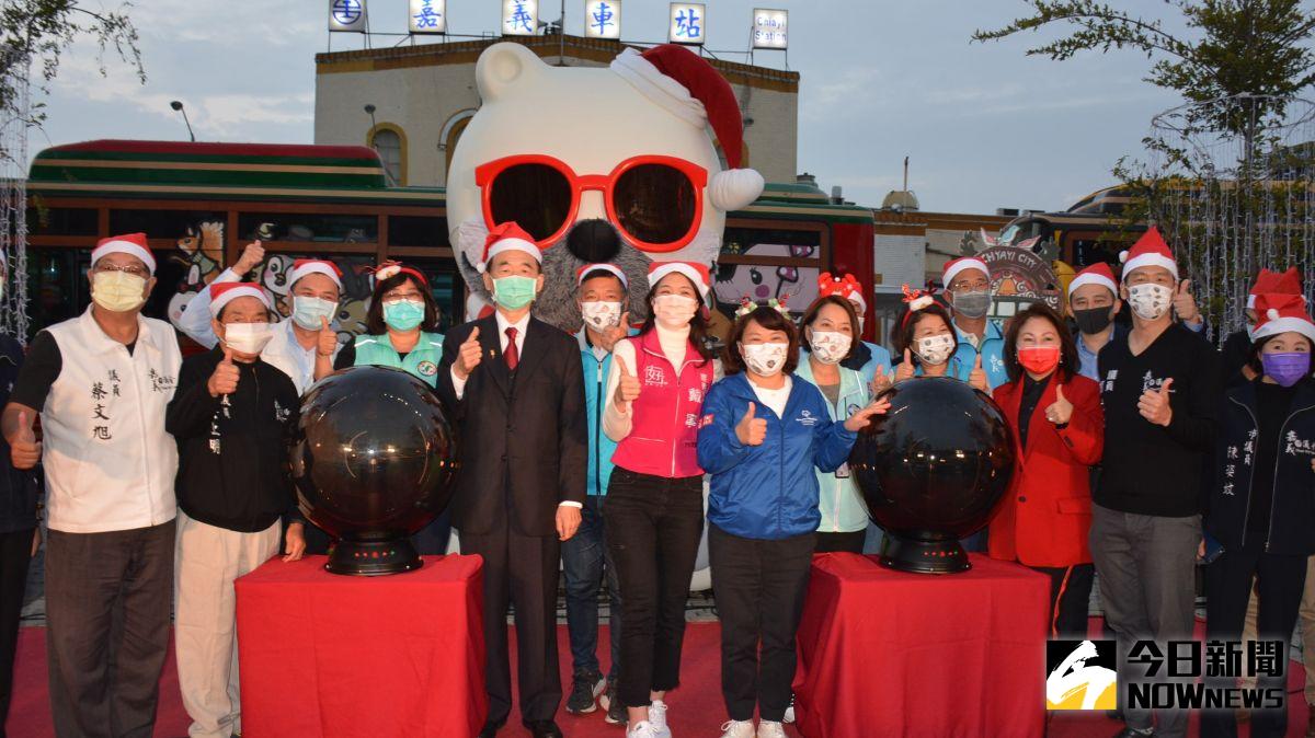 ▲黃敏惠市長和來賓為嘉義市電動公車全面上線發佈會揭幕。（圖／記者郭政隆攝影2020.12.22）