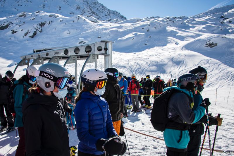 ▲COVID-19疫情期間，瑞士阿爾卑斯山山區的滑雪場，遊客被要求配戴口罩。（圖／美聯社／達志影像）
