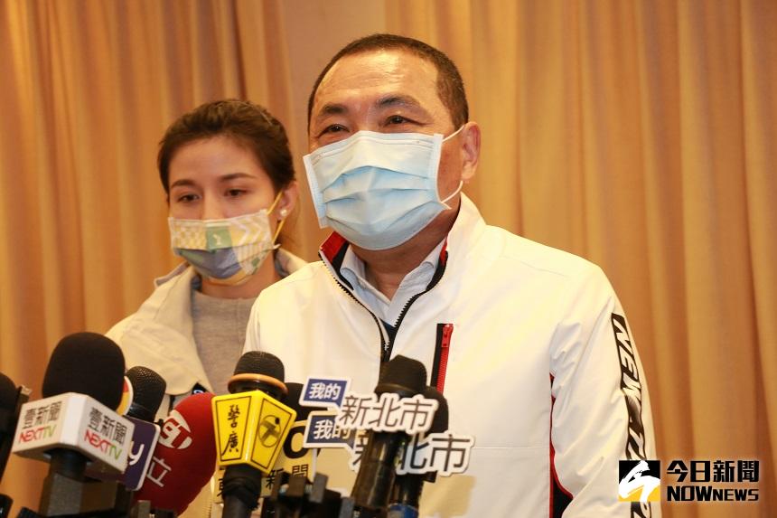 ▲侯友宜表示，八里跨年煙火和元旦升旗典禮，將視疫情發展，「改取消就取消」，不能成為防疫破口。(圖/記者康子仁攝)