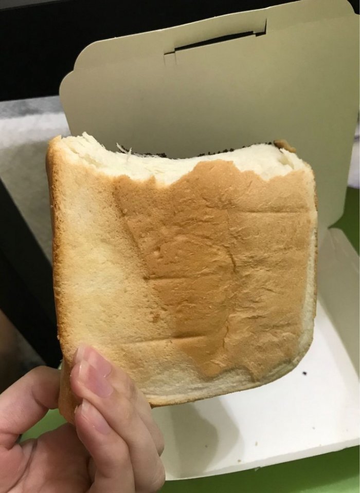 ▲原來原PO拿到的厚片吐司,是整條吐司的上下兩塊做成的。(圖/取自Dcard)