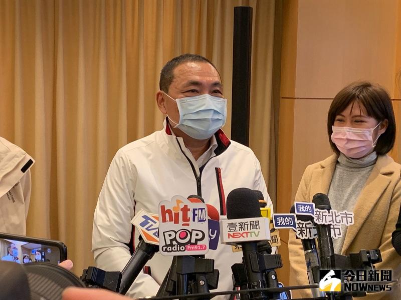 ▲侯友宜奉勸還沒訂尾牙的公司暫緩，先看疫情如何，慢一點無所謂。(圖/記者康子仁攝)