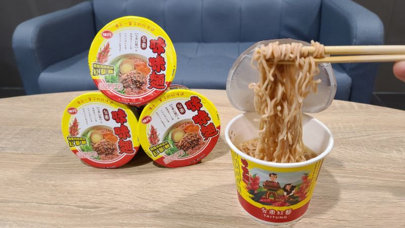 ▲味味麵以紅藜入麵,麵體更佳Q彈,經典的肉燥香味頓時傳遍四週。(圖/資料照片)