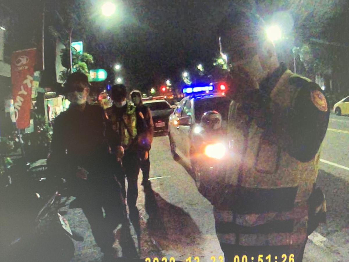 ▲小港分局昨晚11點40分獲報小港區山明路405號前有糾紛，警方到場發現是移工鬥毆，並通報消防局「打架受傷」、「創傷」。（圖／記者郭凱杰翻攝）