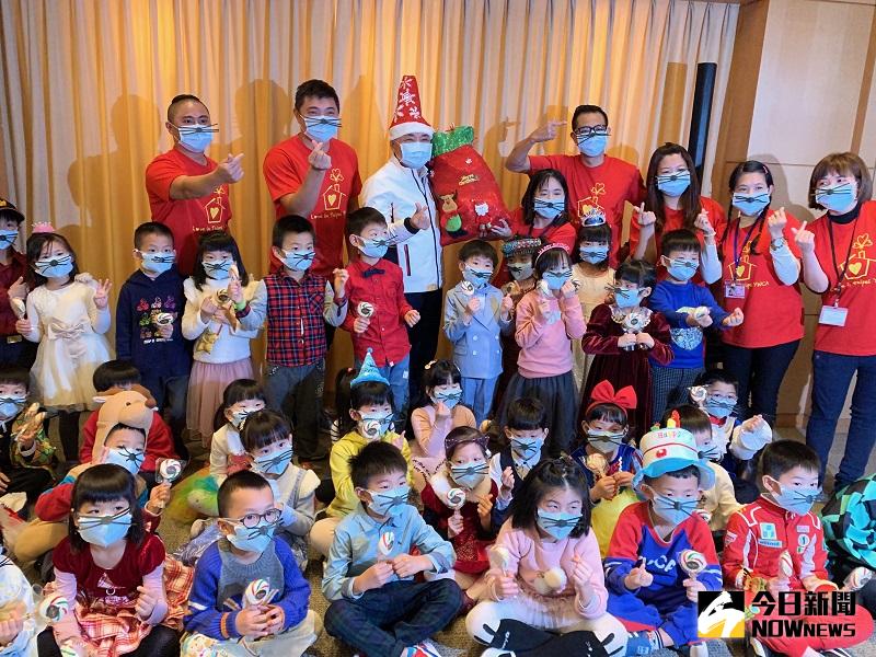 ▲侯友宜在小朋友的陪同下，歡慶在新北10周年。(圖/記者康子仁攝)