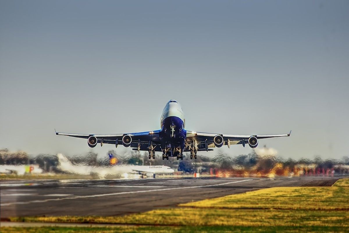 斐濟班機逾6成旅客確診！飛吉里巴斯爆感染　當地急鎖國