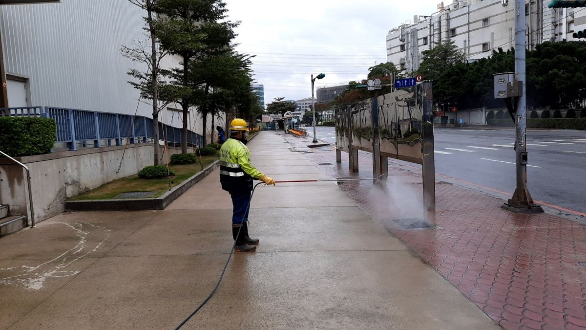 ▲紐籍機師因為沒有詳實告知接觸史及活動史，遭到桃園市衛生局重罰30萬元；圖為南崁美式賣場外消毒作業情形。（圖／桃園市衛生局提供）