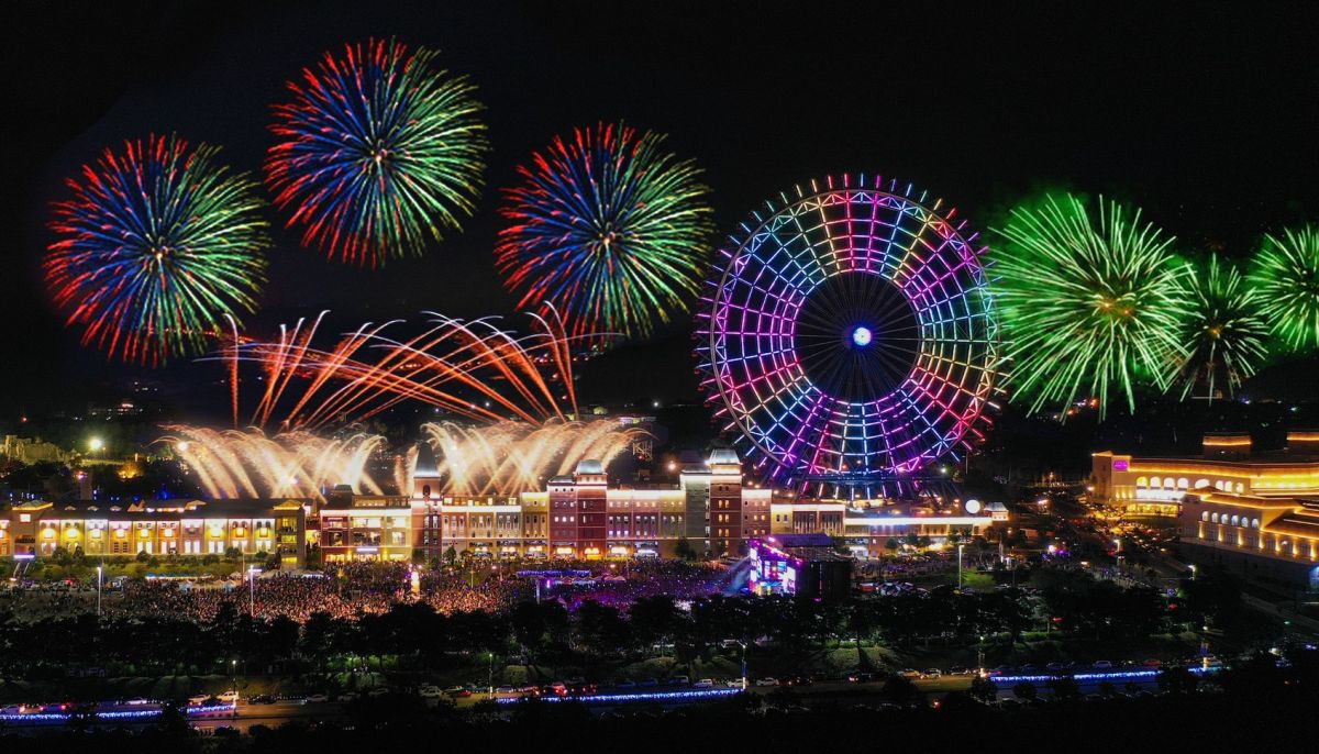 ▲因應台灣遭英國變種病毒入侵，昨天開始，不少縣市宣布跨年晚會改為線上直播。（示意圖／麗寶提供）