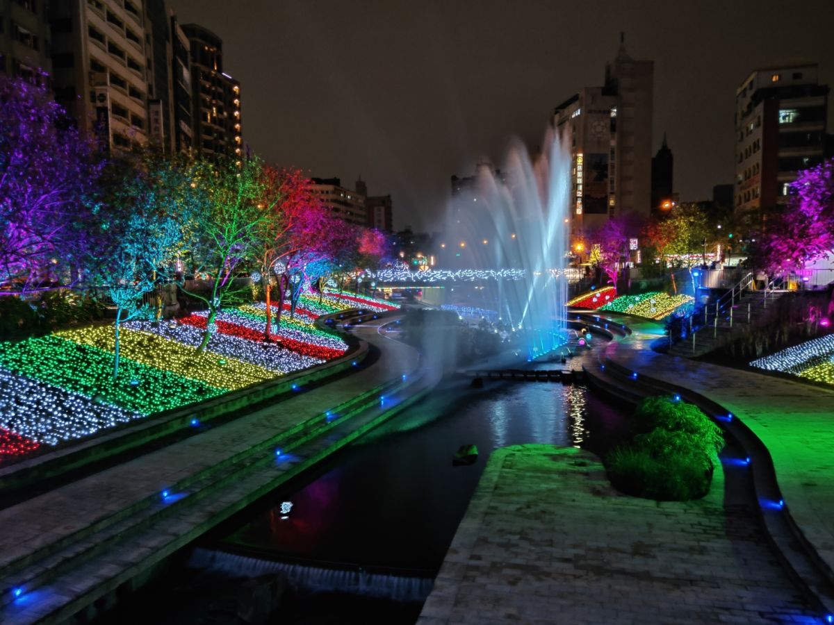 ▲「台中好YA誕」中市府新聞局宣布即日起柳川、綠川、舊台中火車站前廣場三展區，參觀民眾需全程戴口罩，除補充水分外禁止飲食。(圖／柳榮俊攝2020.12.23)